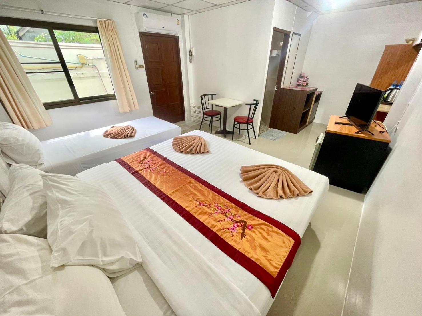 Jj Karon Beach Hotel Bagian luar foto