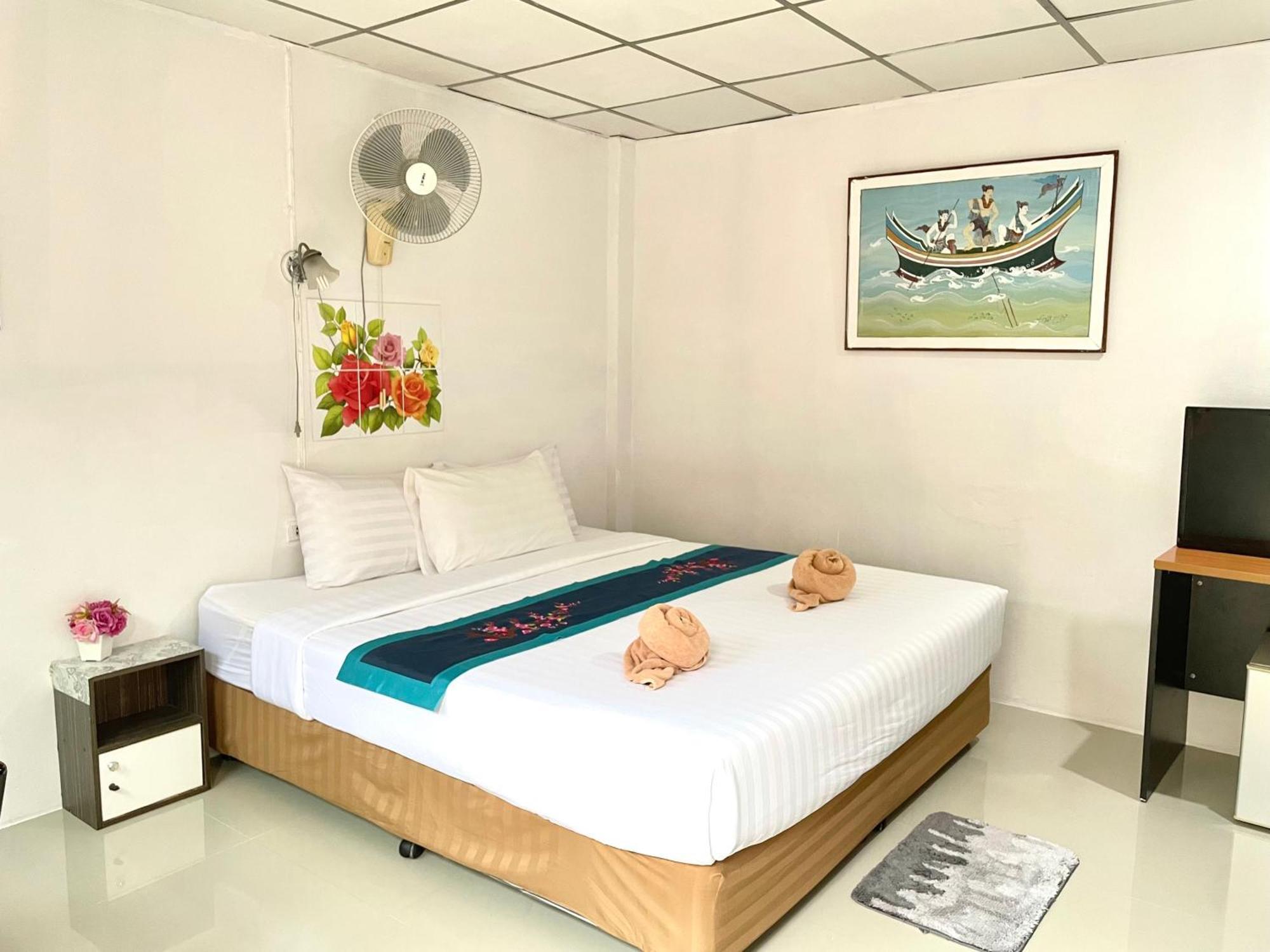 Jj Karon Beach Hotel Bagian luar foto