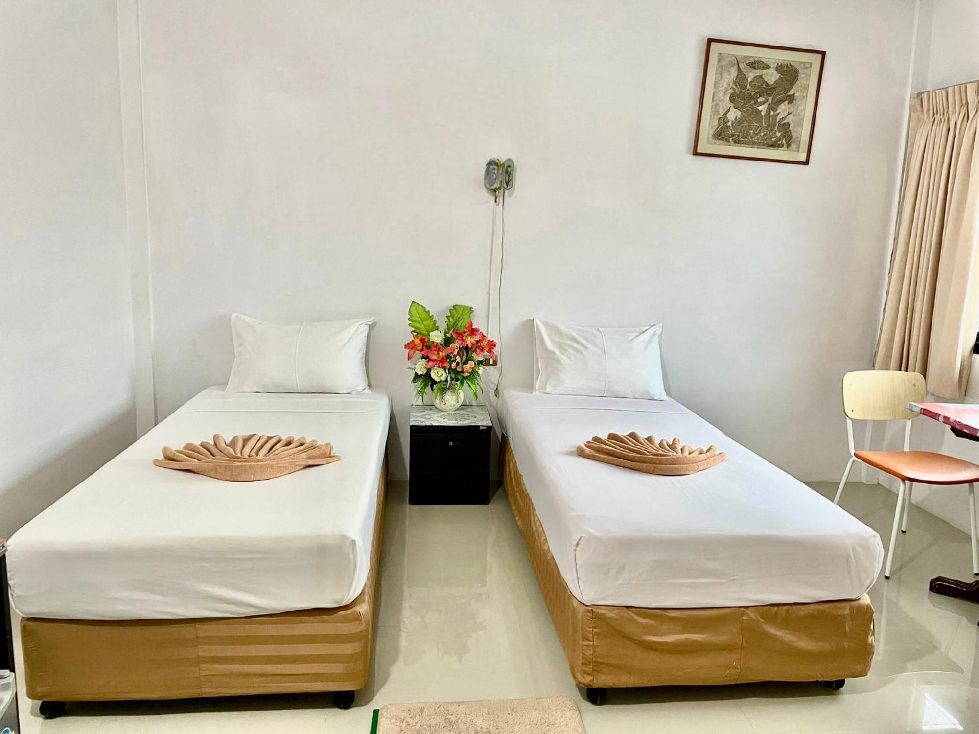 Jj Karon Beach Hotel Bagian luar foto